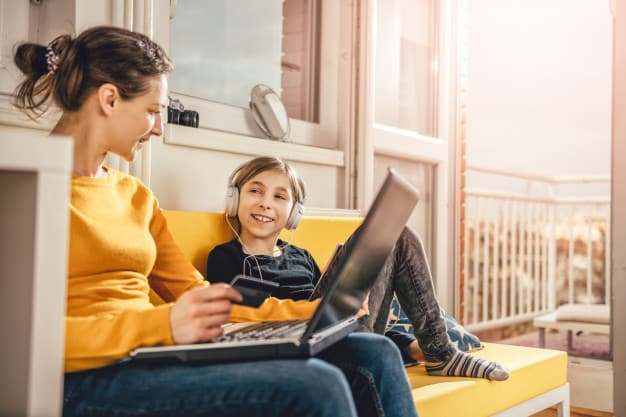 School Grants for Single Mothers in Florida - Addressing Household Responsibilities